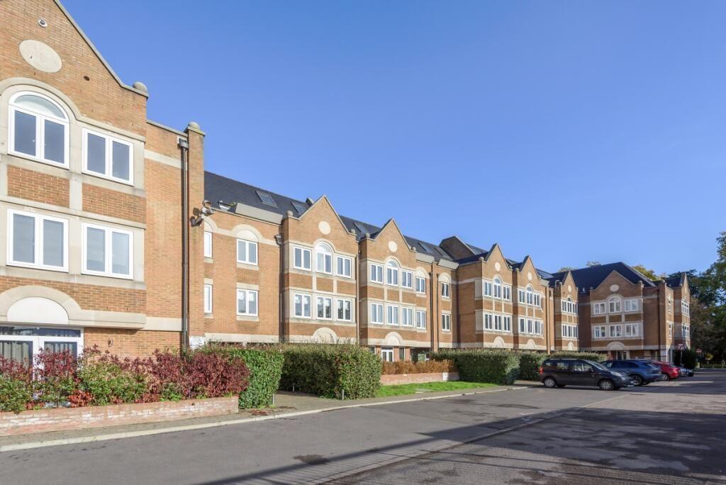 Walpole Court, Ealing Green, London 2 bed apartment £3,000 pcm (£692 pw)