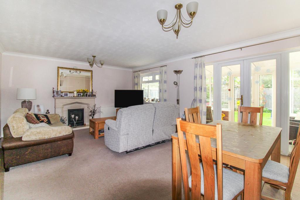 Chalfont Drive, Farnborough, GU14 4 bed detached house for sale £650,000