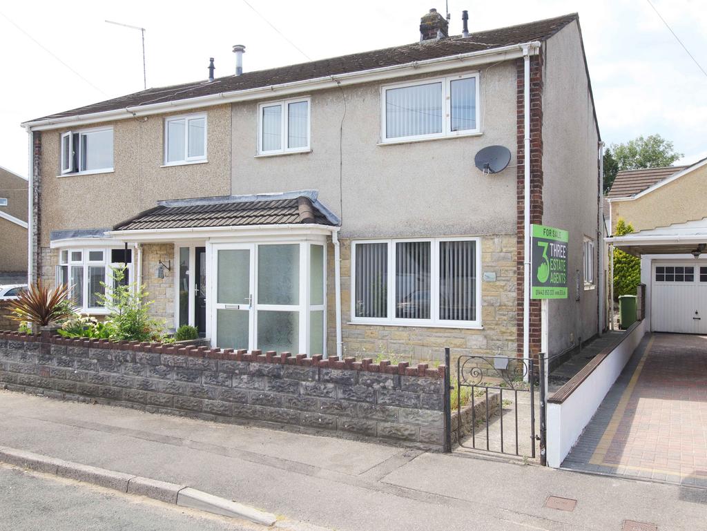 St. Annes Drive, Llantwit Fardre, CF38 2PD 3 bed semidetached house