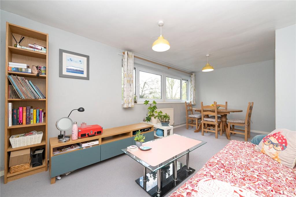 Riverside Road, St. Albans, Hertfordshire 2 bed flat for sale £325,000