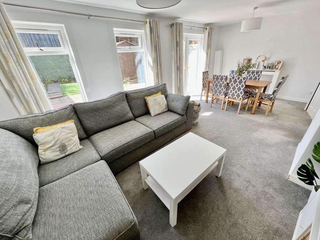 96 Mains Hill, Erskine 3 bed terraced house £145,000