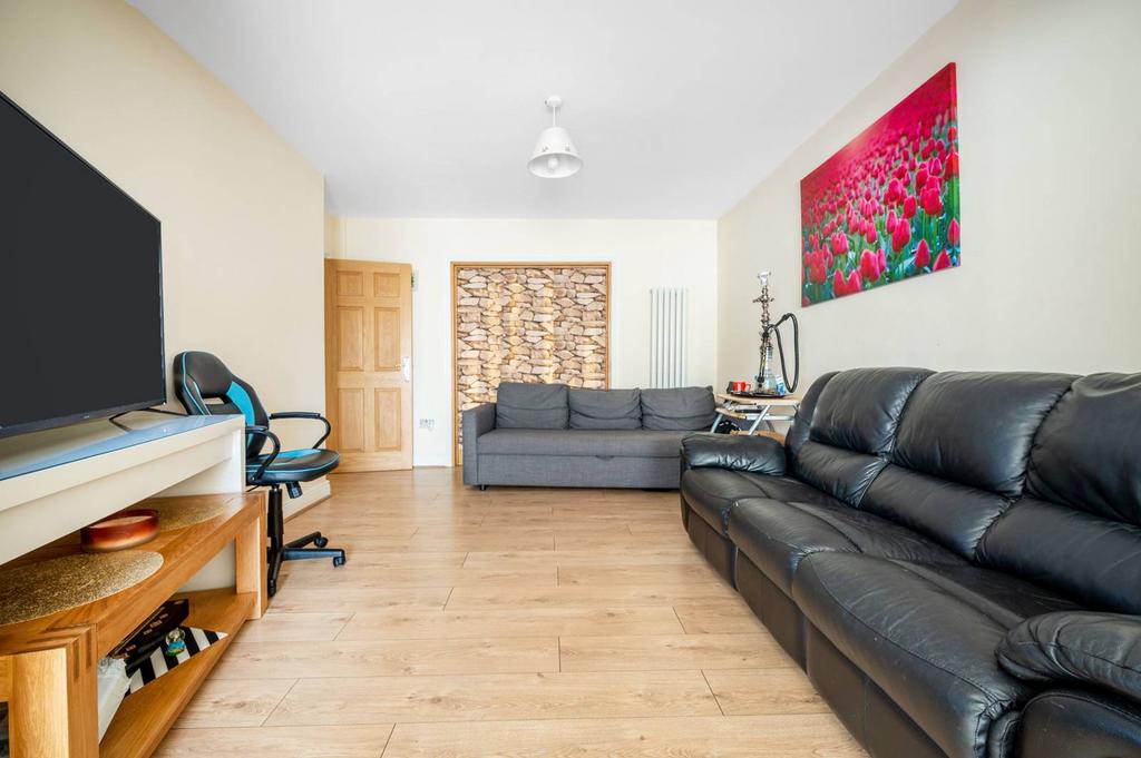 Oriental Road, Woking, GU22 4 bed house £2,400 pcm (£554 pw)