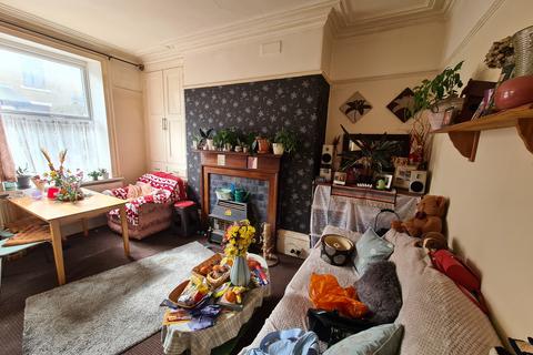 11 Spring Place, Bradford, BD7 1RG