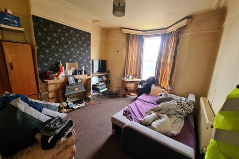 11 Spring Place, Bradford, BD7 1RG