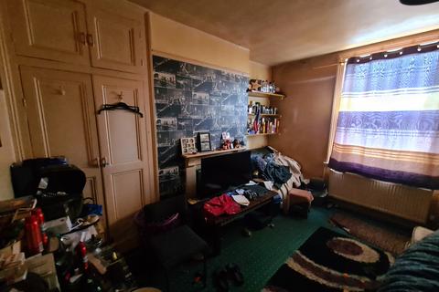11 Spring Place, Bradford, BD7 1RG
