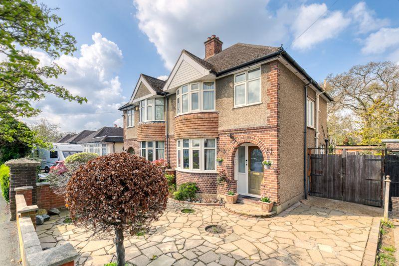 Copperfield Rise, Addlestone 3 bed semidetached house for sale £535,000