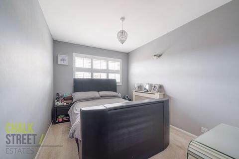 24 Berry Close, Hornchurch, RM12 6UB