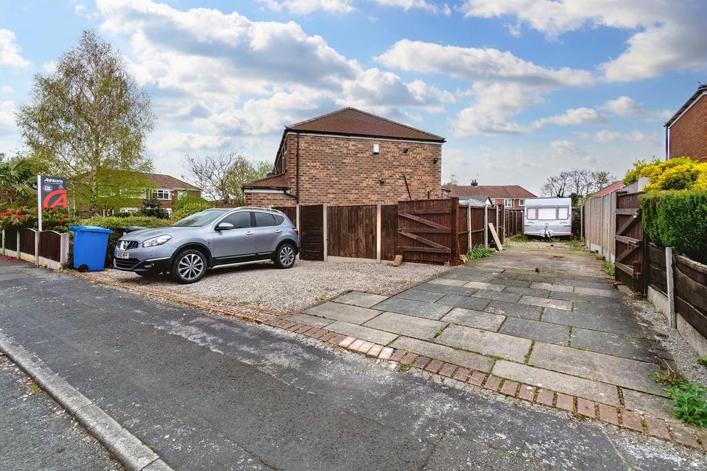 Hayfield Road, Woolston, Warrington, WA1 4 bed semidetached house for
