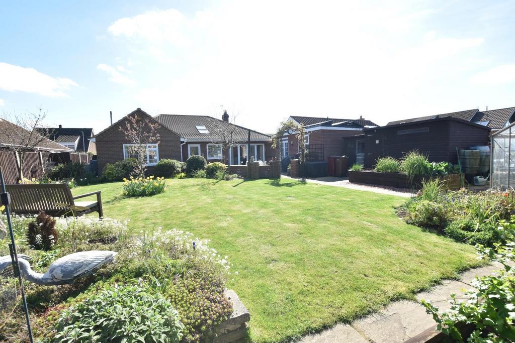 West Common Gardens, Scunthorpe... 3 bed detached bungalow £330,000