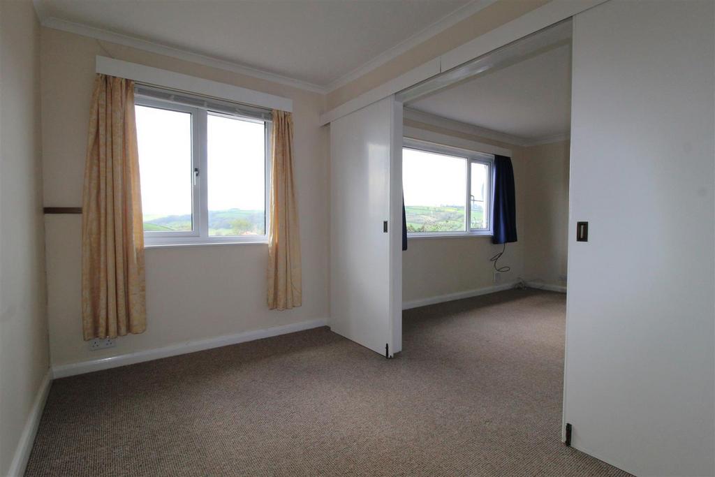 Higher Westonfields, Totnes 2 bed bungalow £995 pcm (£230 pw)