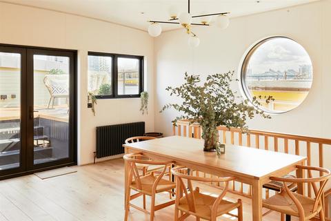 2 bedroom houseboat to rent, Cheyne Walk, Chelsea, SW10