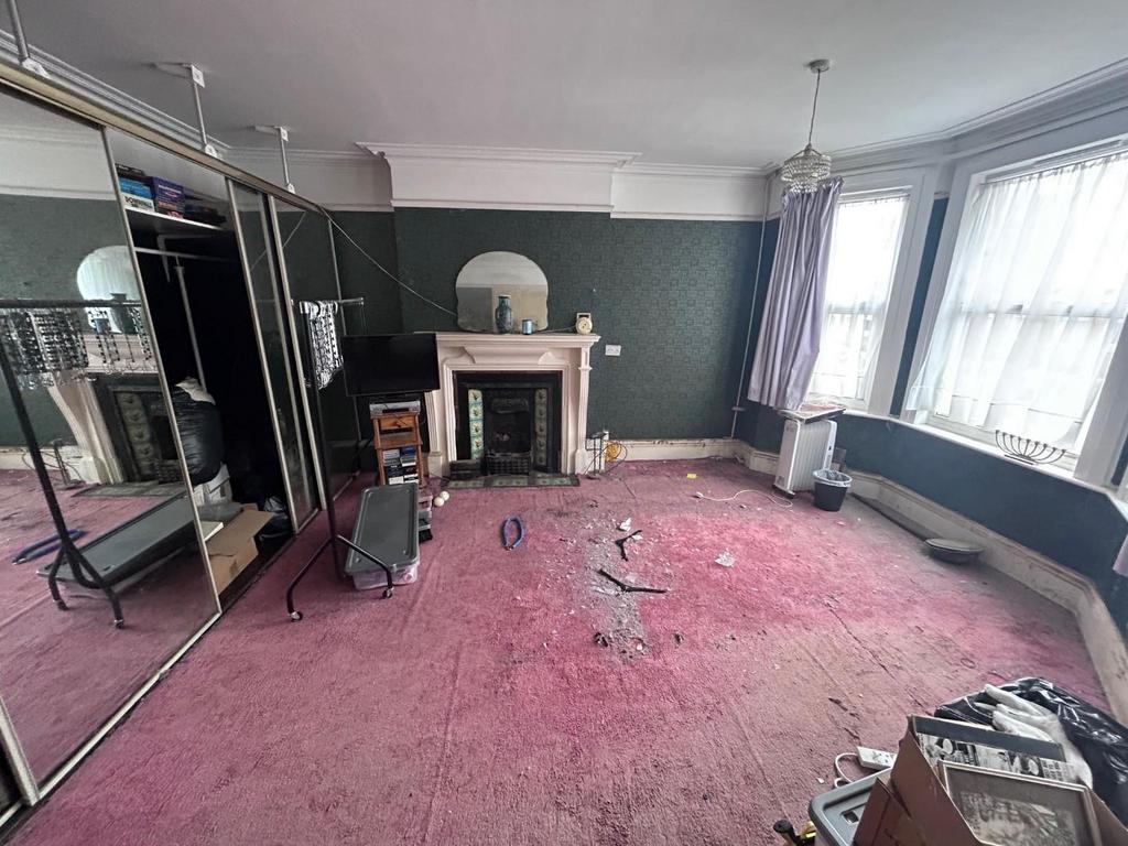 Bedroom 1.jpg
