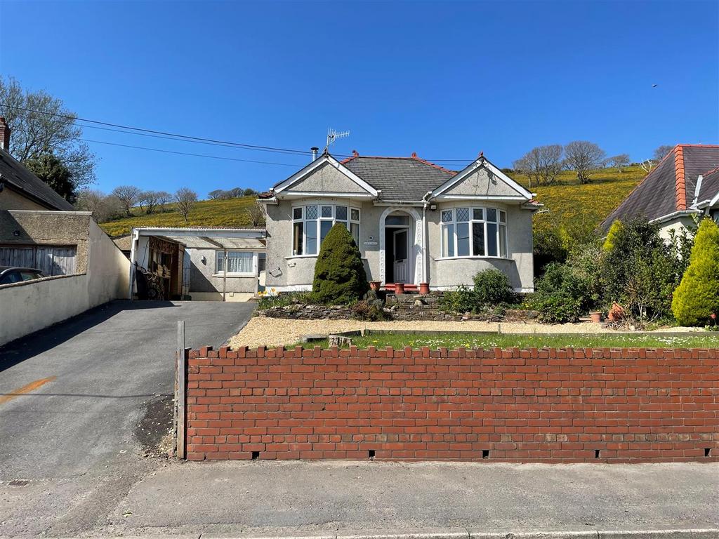Gwscwm Road, Burry Port 2 bed detached bungalow £189,995
