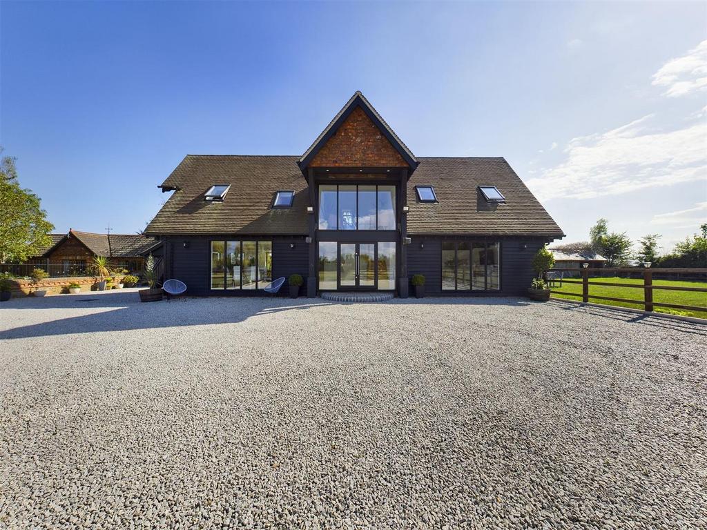 Ratcliffe Highway, St. Mary Hoo, Rochester 3 bed barn conversion £