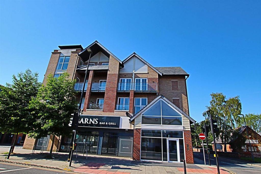 Hale Road, Hale Barns, Altrincham 2 bed apartment to rent £1,550 pcm