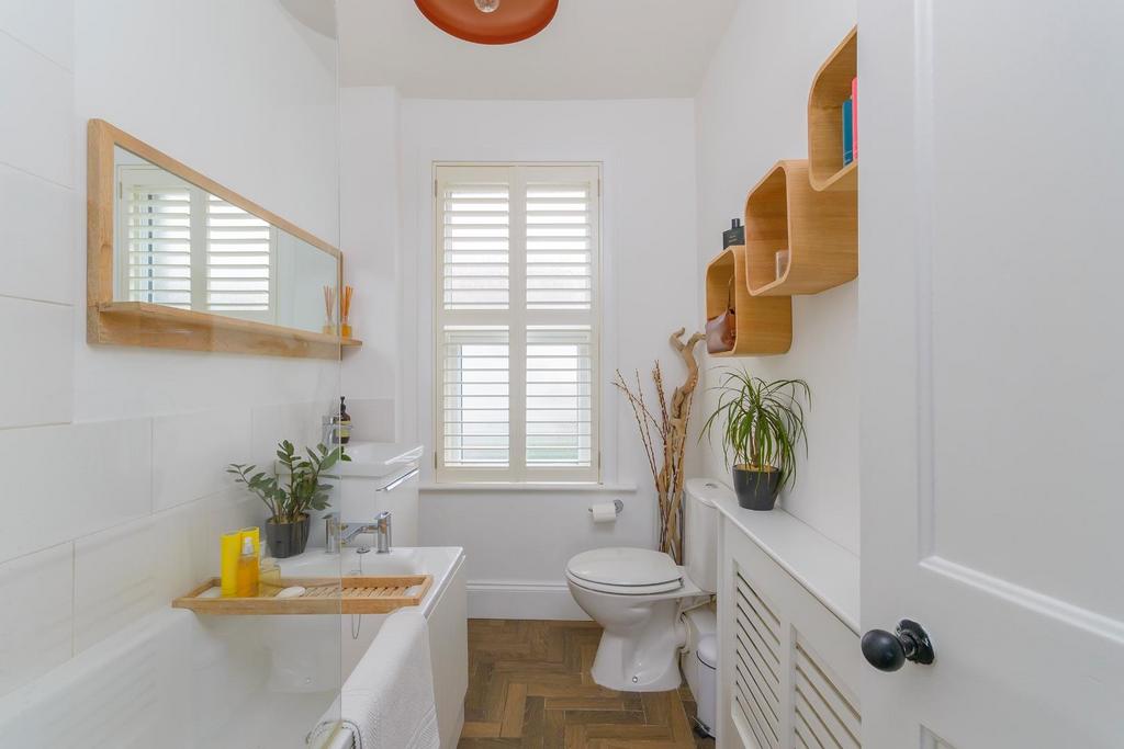 DAORMAHGNIRTLA72 - Bathroom C.jpg