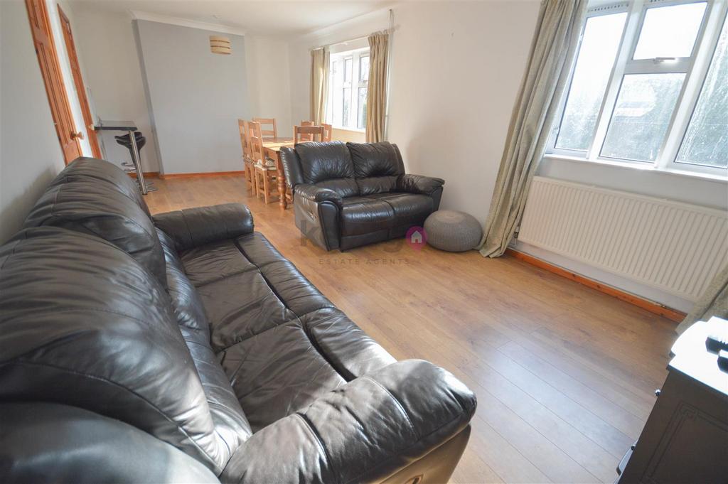Woodside View, Holmesfield, S18 3 bed semidetached house £850 pcm (£