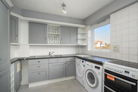 25 Spurfield, West Molesey, KT8 1RR