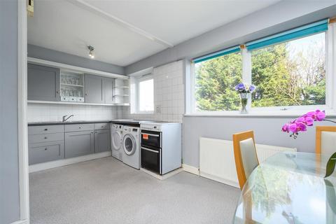 25 Spurfield, West Molesey, KT8 1RR