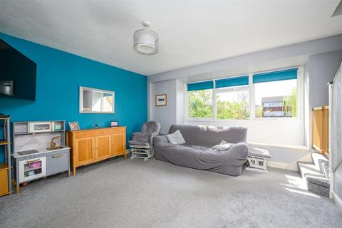 25 Spurfield, West Molesey, KT8 1RR