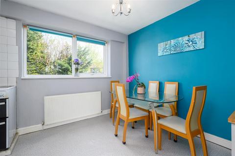 25 Spurfield, West Molesey, KT8 1RR