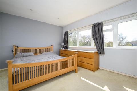 25 Spurfield, West Molesey, KT8 1RR
