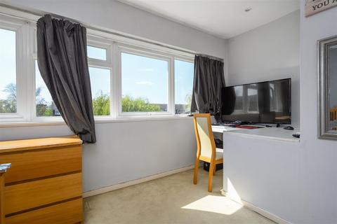 25 Spurfield, West Molesey, KT8 1RR