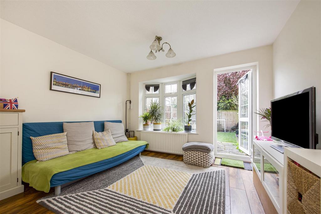 Tudor Gardens, Twickenham 2 bed terraced house £625,000