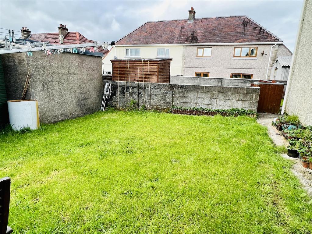 Bron Gwendraeth, Carway, Kidwelly 2 bed flat for sale £69,500