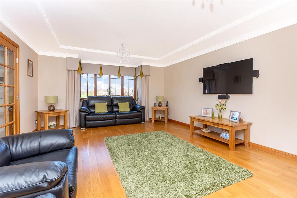 96 Springhill Brae, Crossgates, KY4 8BS 4 bed detached house £380,000