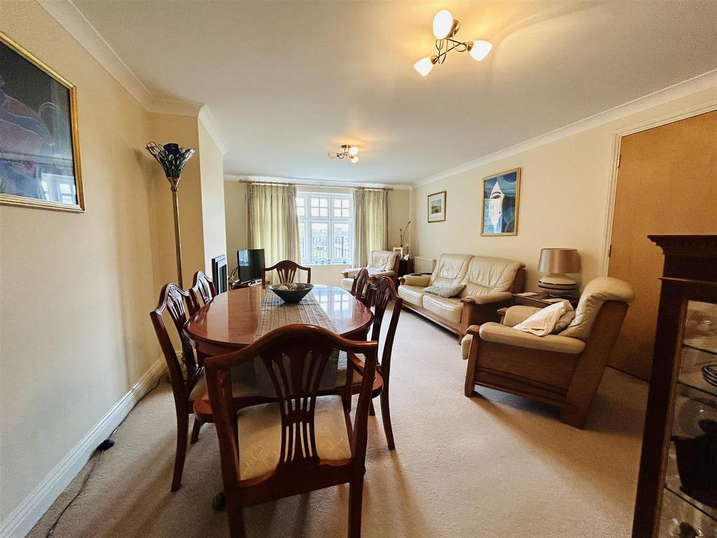 9 Windmill Fold, Wombourne 2 bed apartment £900 pcm (£208 pw)