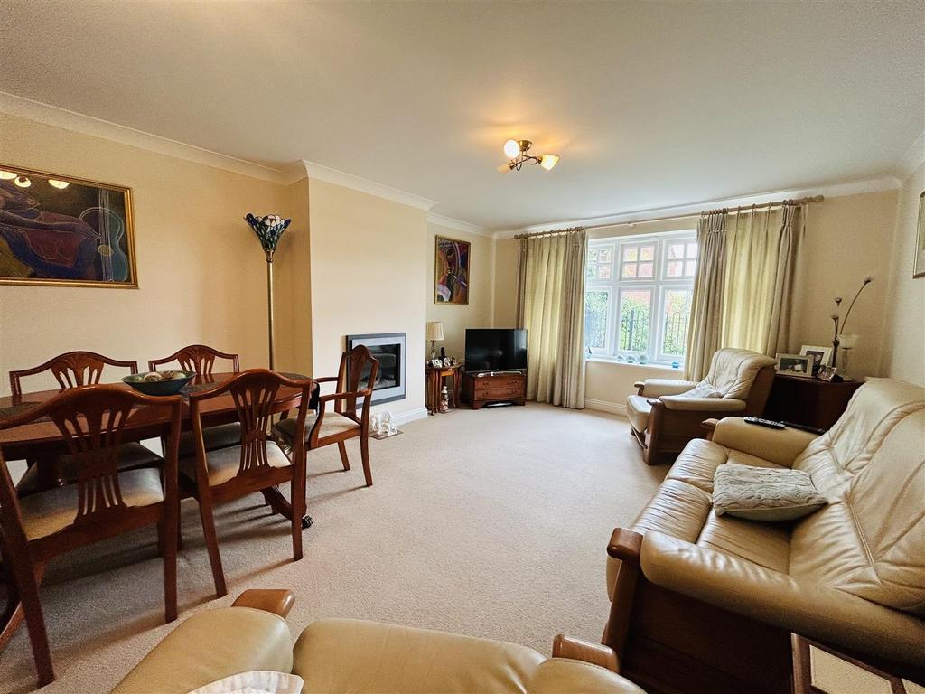 9 Windmill Fold, Wombourne 2 bed apartment £900 pcm (£208 pw)