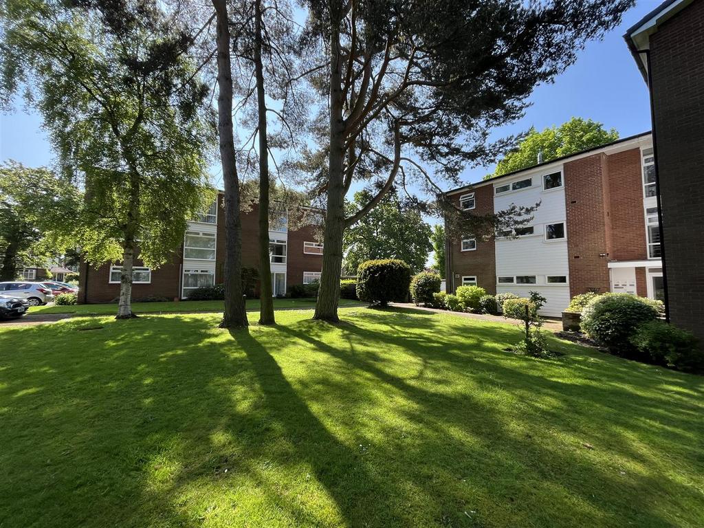 Lacey Green, Wilmslow 2 bed flat for sale £155,000