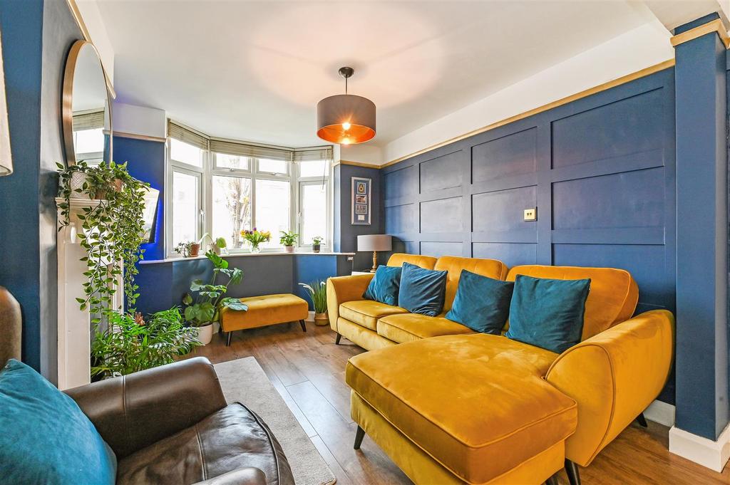 Cambrai Avenue, Chichester 2 bed end of terrace house for sale £400,000
