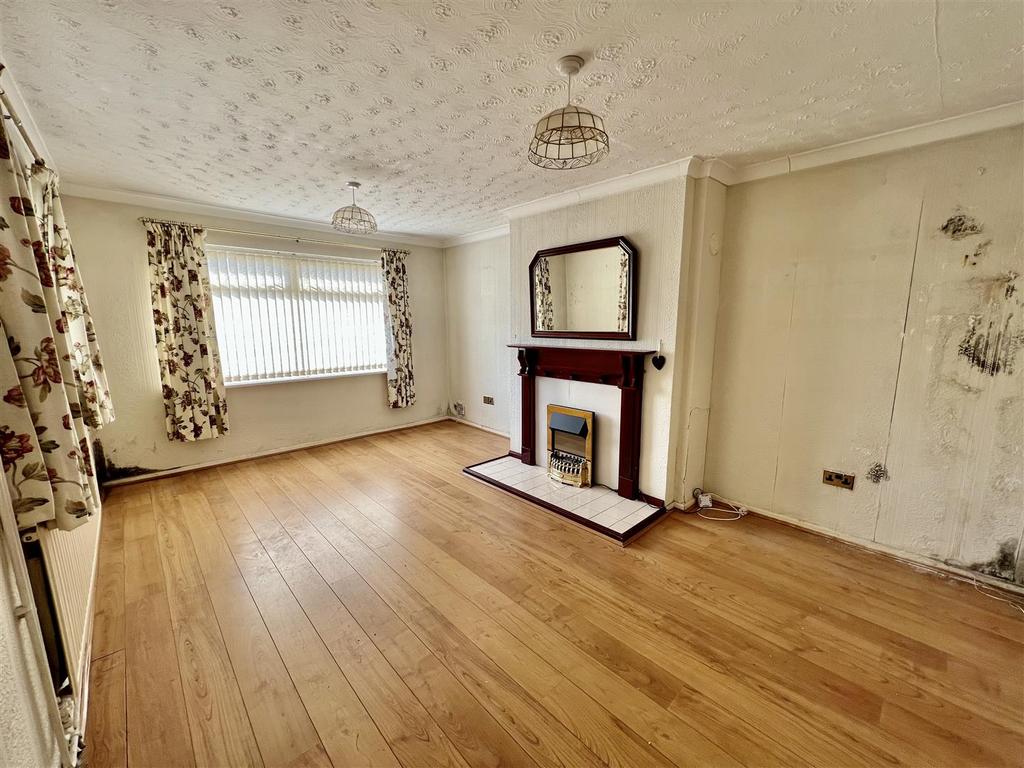 Maes Yr Haf, Ammanford 3 bed semidetached bungalow for sale £169,950