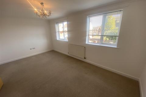 8 Beadnell Grove, Ashington, NE63 8TY