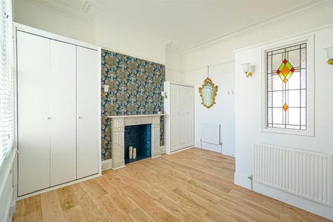1 bedroom flat for sale, Grosvenor Gardens, St. Leonards-On-Sea