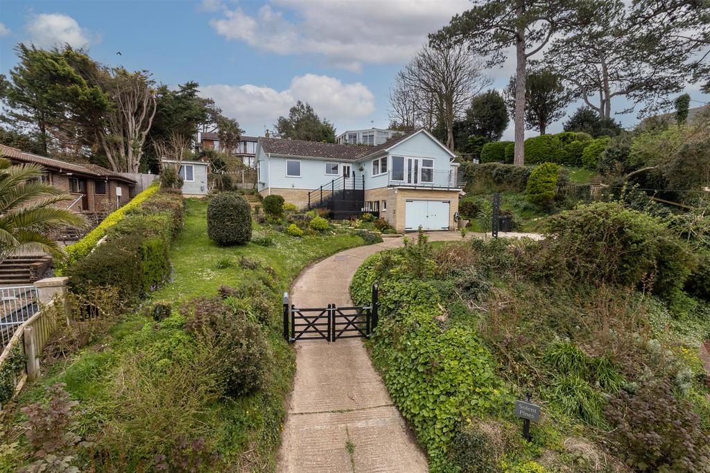 Cliff Road, Totland Bay 2 bed detached bungalow £1,300 pcm (£300 pw)