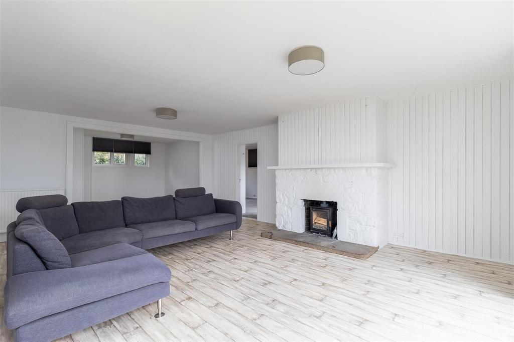 Cliff Road, Totland Bay 2 bed detached bungalow £1,300 pcm (£300 pw)