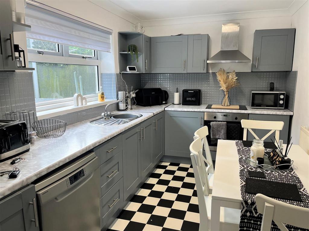 Queen Elizabeth Avenue, Neyland, Milford Haven 2 bed end of terrace
