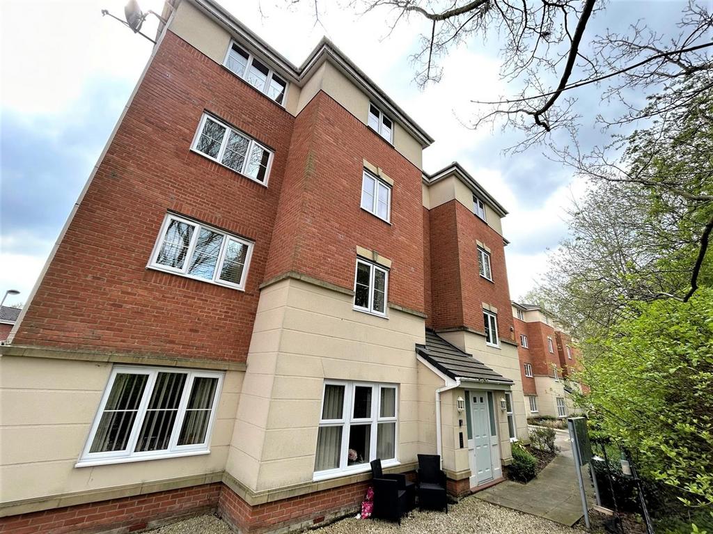 Ledgard Avenue, Leigh 2 bed flat for sale £110,000