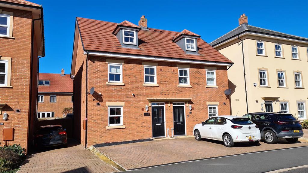 Danegeld Avenue, Great Denham, Bedford 3 bed semidetached house for
