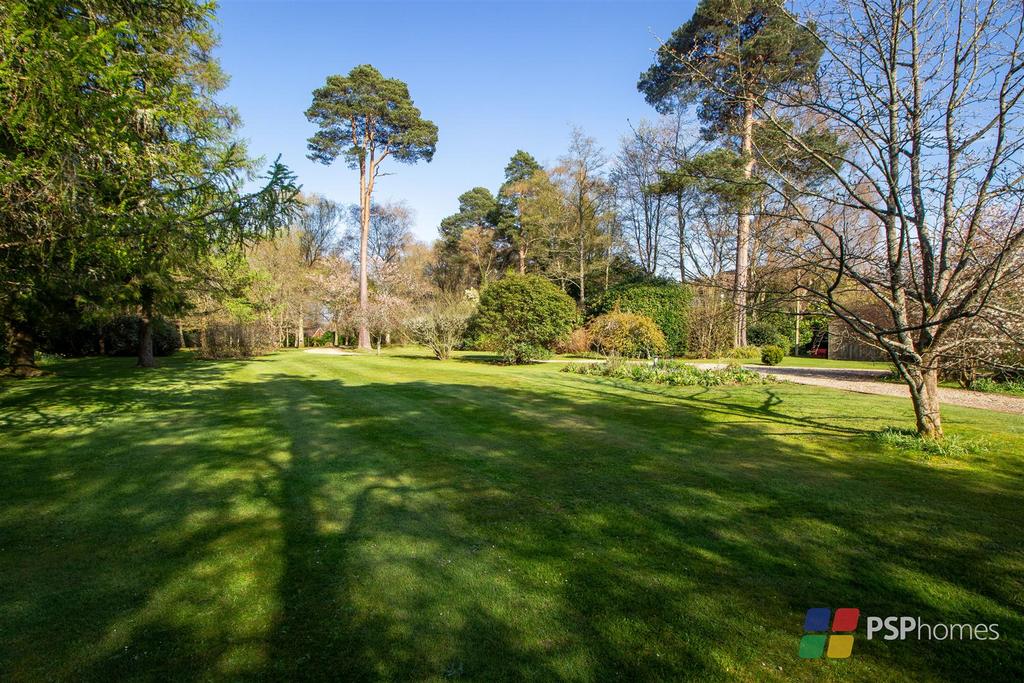 Private Road, 5 bed detached house for sale £2,000,000
