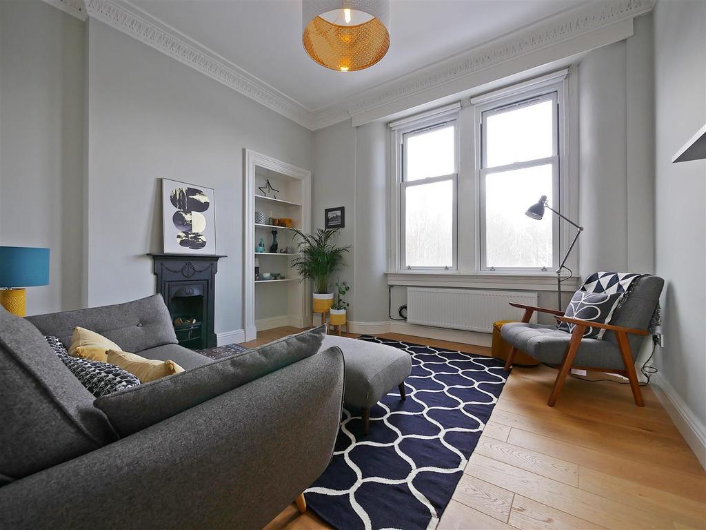 Alexandra Avenue, Lenzie, Glasgow 1 bed flat £750 pcm (£173 pw)