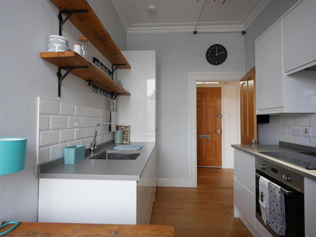 Alexandra Avenue, Lenzie, Glasgow 1 bed flat £750 pcm (£173 pw)