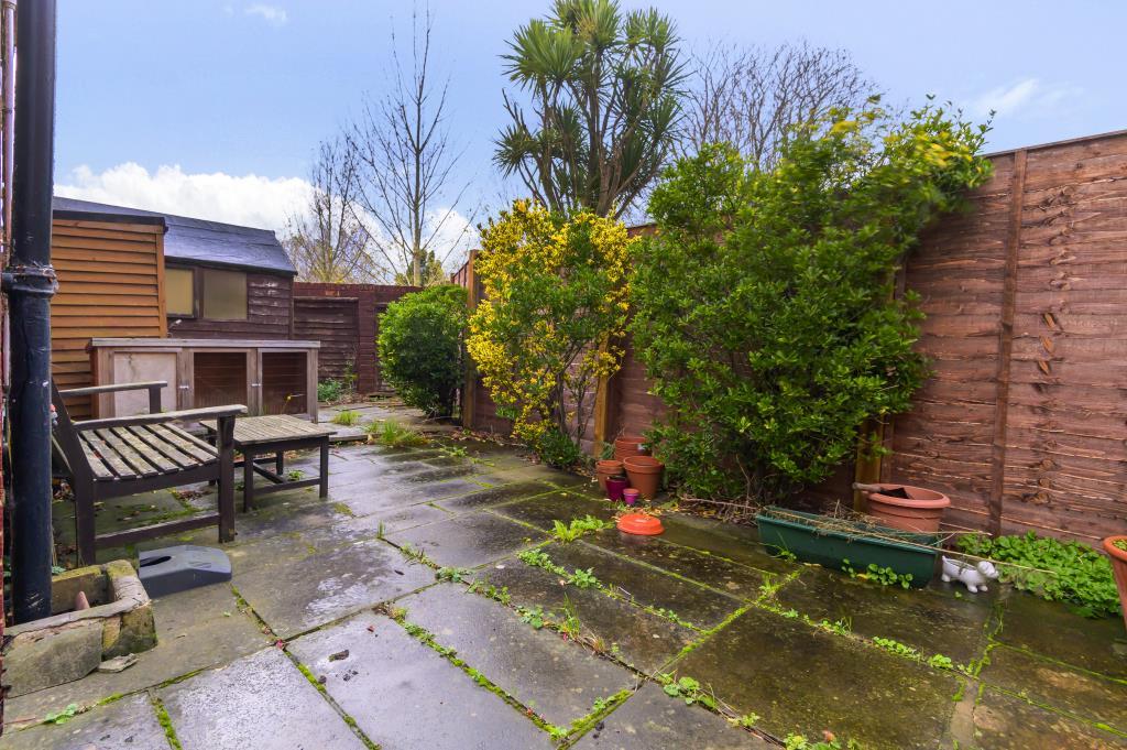 Lower Sunbury, Surrey, TW16 2 bed for sale £375,000