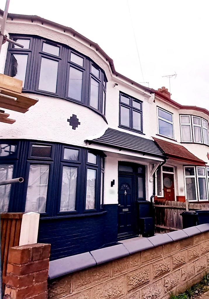 Lincoln Road, Enfield EN1 3 bed terraced house £2,500 pcm (£577 pw)