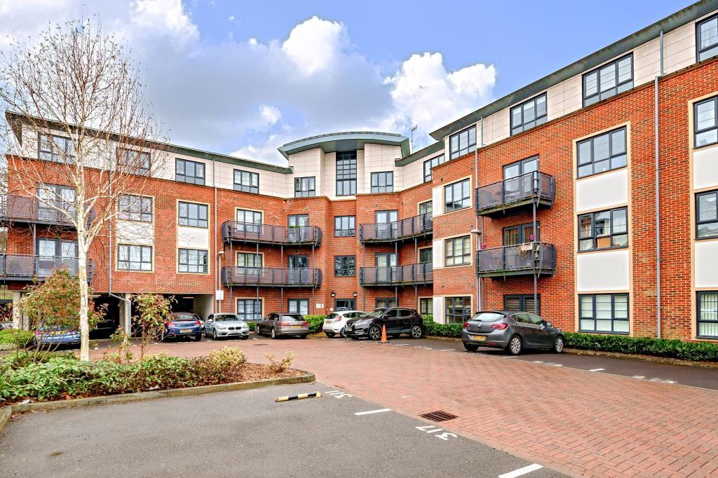 Farnborough, Hampshire, GU14 2 bed flat £250,000