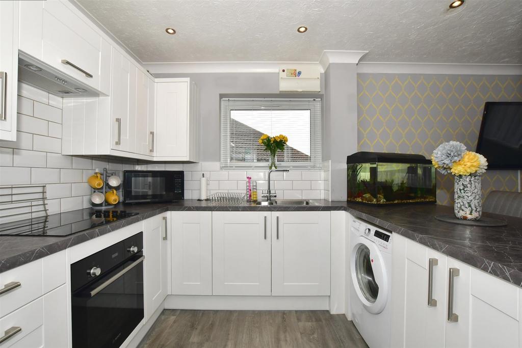 Seaview Avenue, Basildon, Essex 2 bed flat £220,000