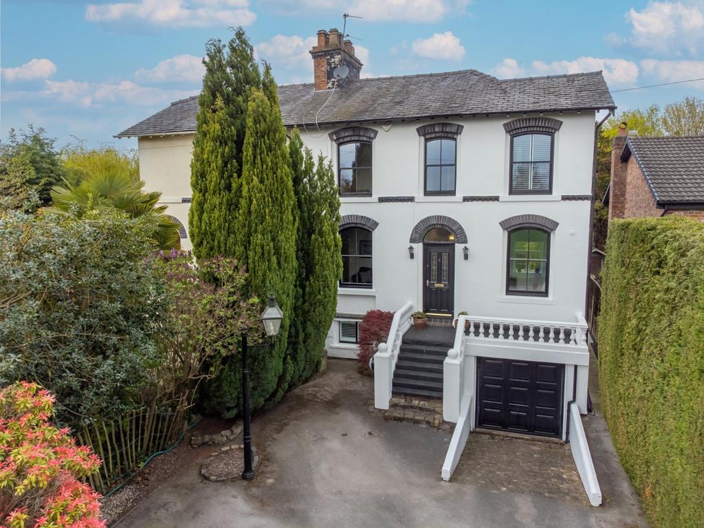 Moss Lane, Timperley, Altrincham, Cheshire, WA15 4 bed semidetached